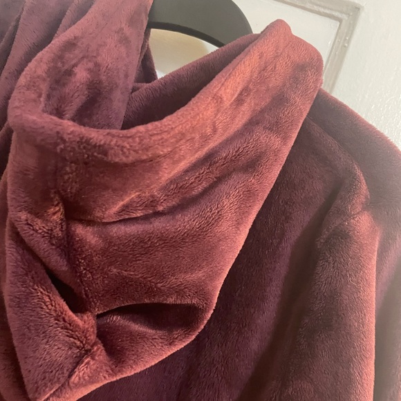 Burgundy 32 degree sleepwear full body fuzzy hoodie size S/M - Picture 6 of 7